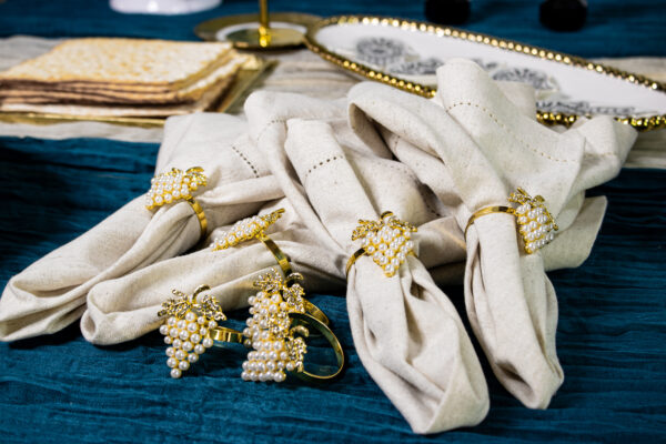 Grape Pearl Napkin Rings Gold (Set of 4) - Image 3